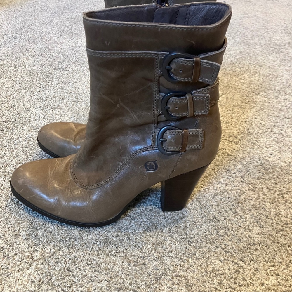Born Vivi Leather Ankle Boots Taupe Brown Triple Buckle Block Heel Size 7.5 Edgy